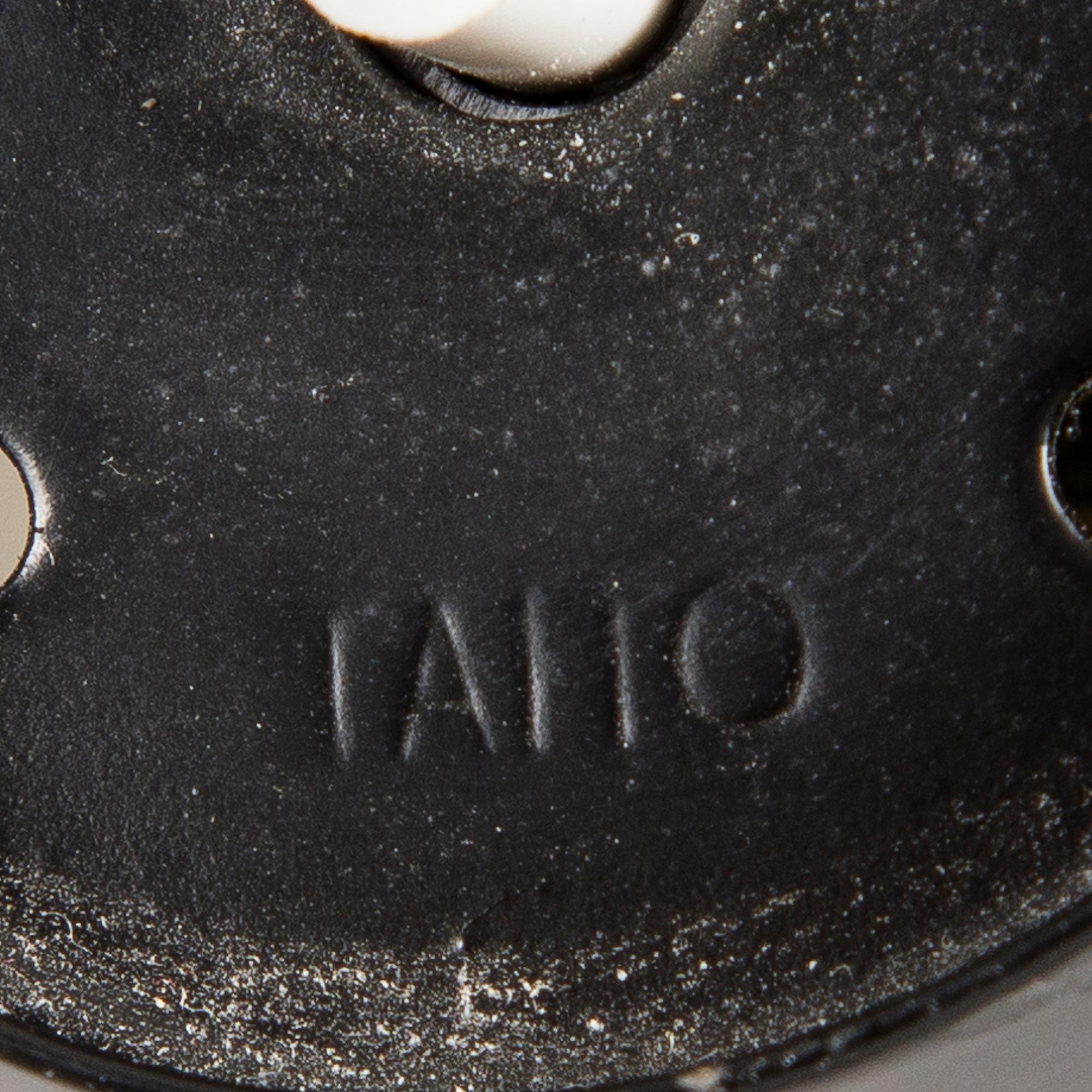 PAAVO TYNELL, VÄGGLAMPOR, ETT PAR. Tillverkarens stämpel Taito. 1950-tal.