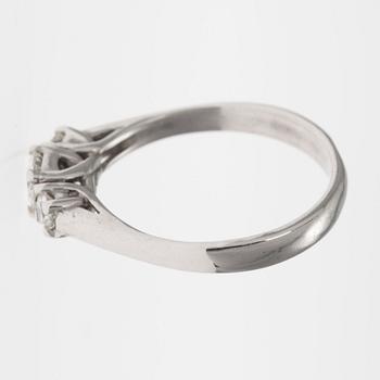 RING, vitguld 14K, 3 diamanter, 0,32ct + 2x0,11 ct, tillsammans 0,54 ct, totalvikt 3,2 g.