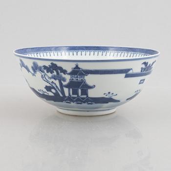 A blue and white bowl and a storage jar, Qing dynasty.