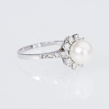 RING, 18 K vitguld med pärla samt diamanter ca 0.50 ct. Vikt ca 3,2 g.