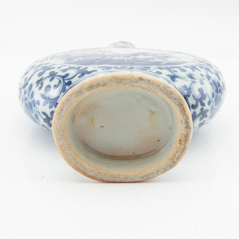 Pilgrim vase, China, porcelain from the second half of the 19th century.