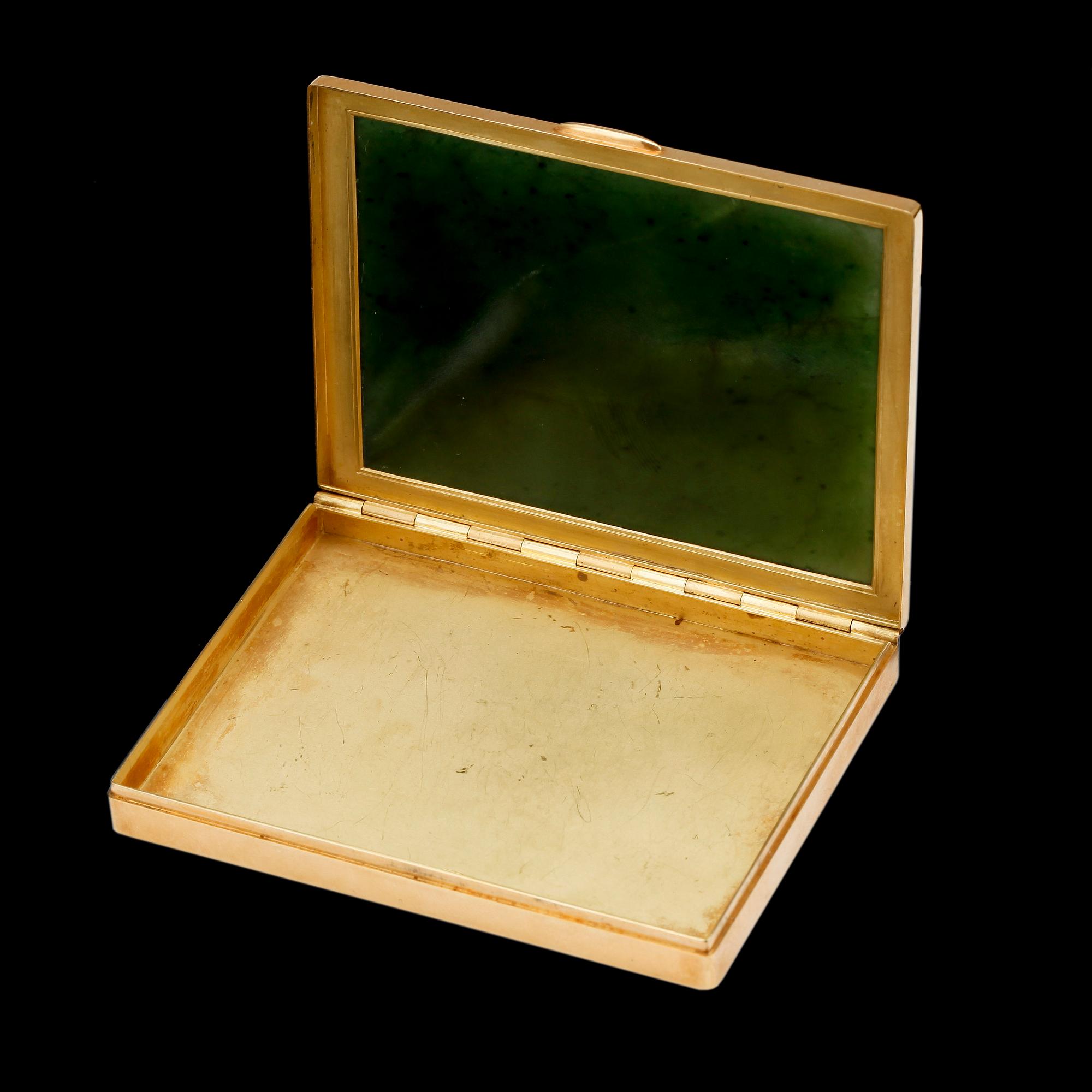 CIGARETTETUI, guld 18K, nefrit, Ateljé Borgila, Stockholm 1942. Totvikt ca 126 gram.