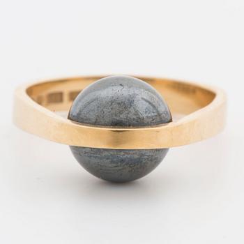 RING, 18K gold with hematite sphere.