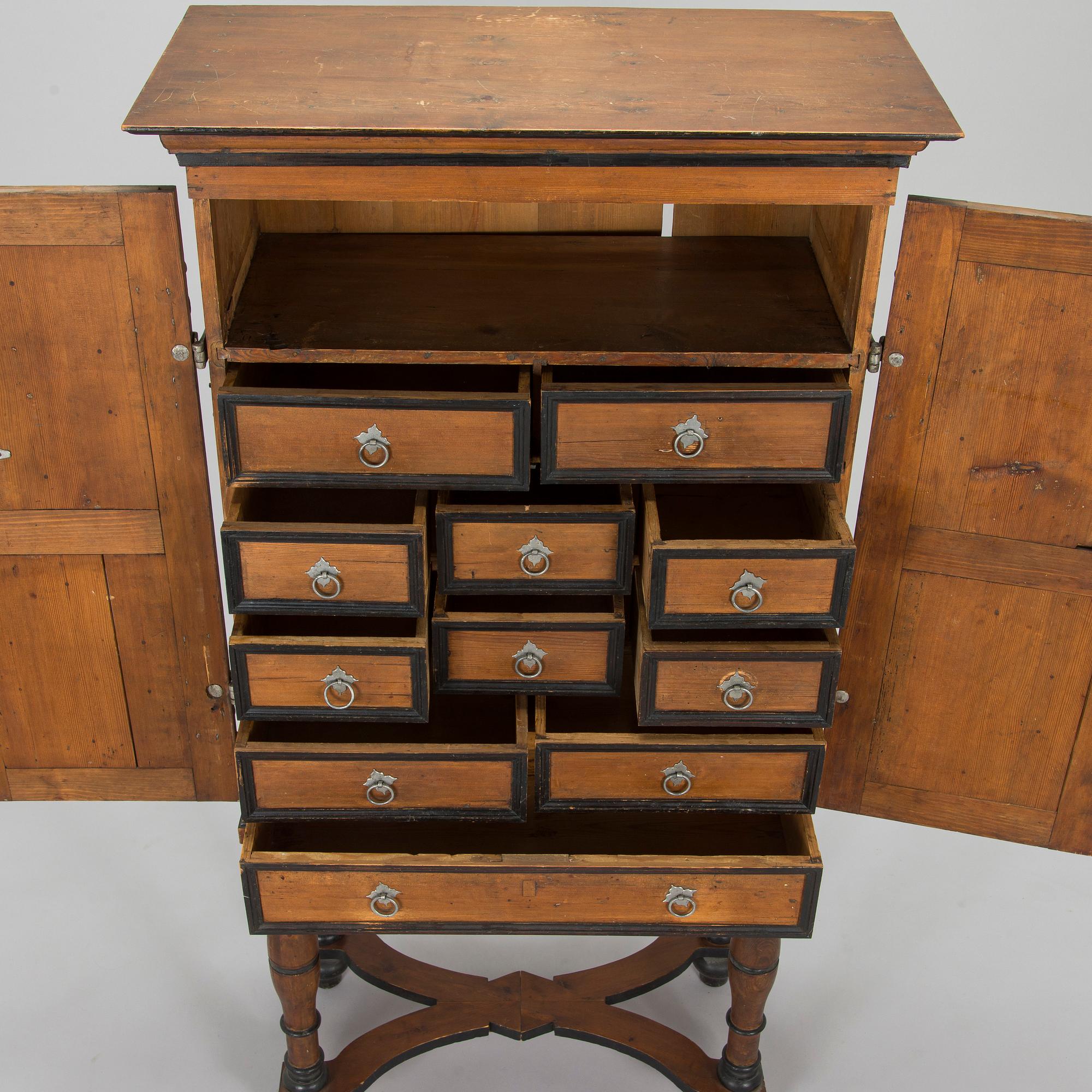 Kaappi/kabinettikaappi, barokkityyli, 1800/1900-luku.