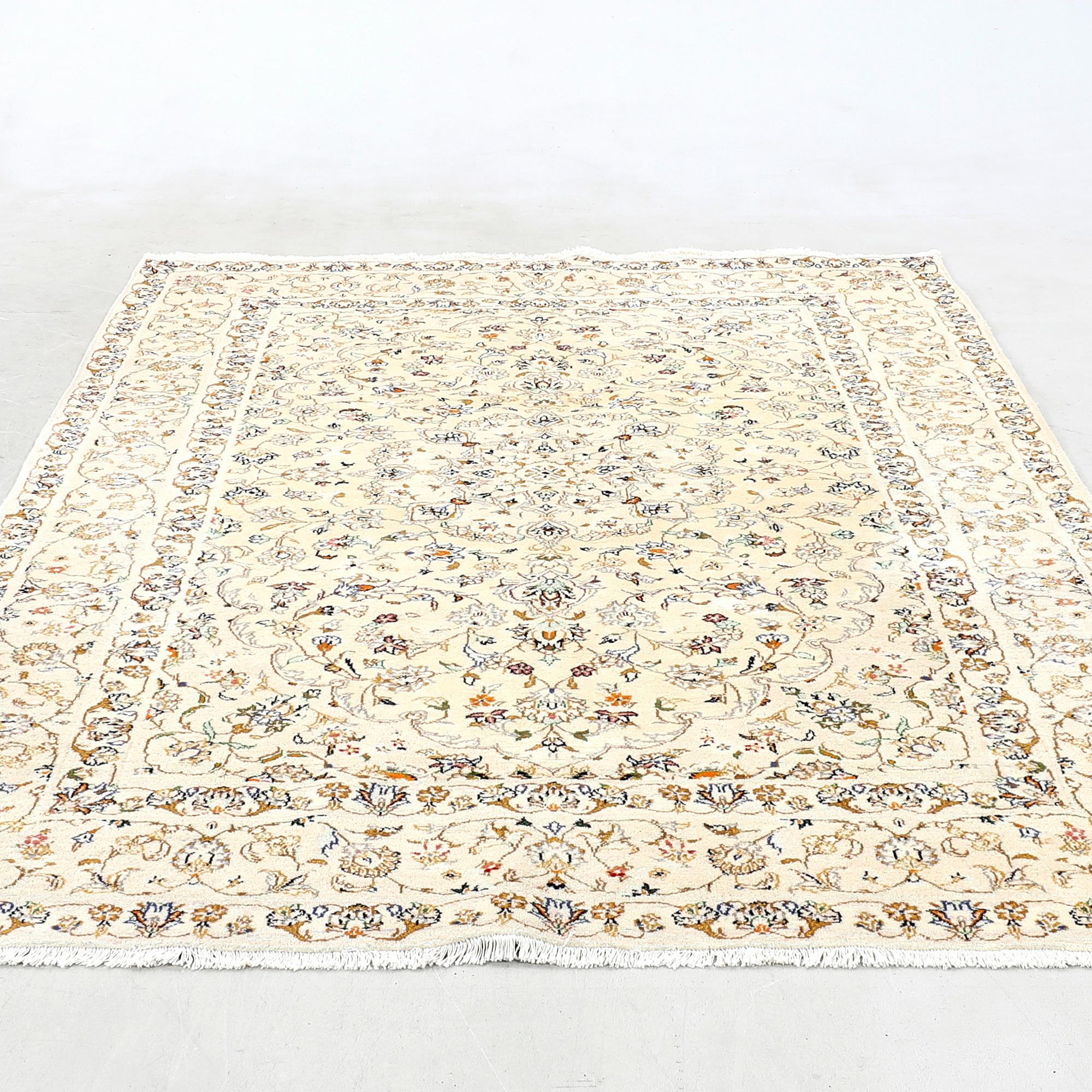 Matta Orientalisk semiantik, ca 286x193 cm.