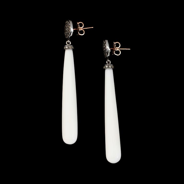 ÖRHÄNGEN, 1 par, silver, delvis förgyllt, diamanter tot ca 0.65 ct, vita agater.
