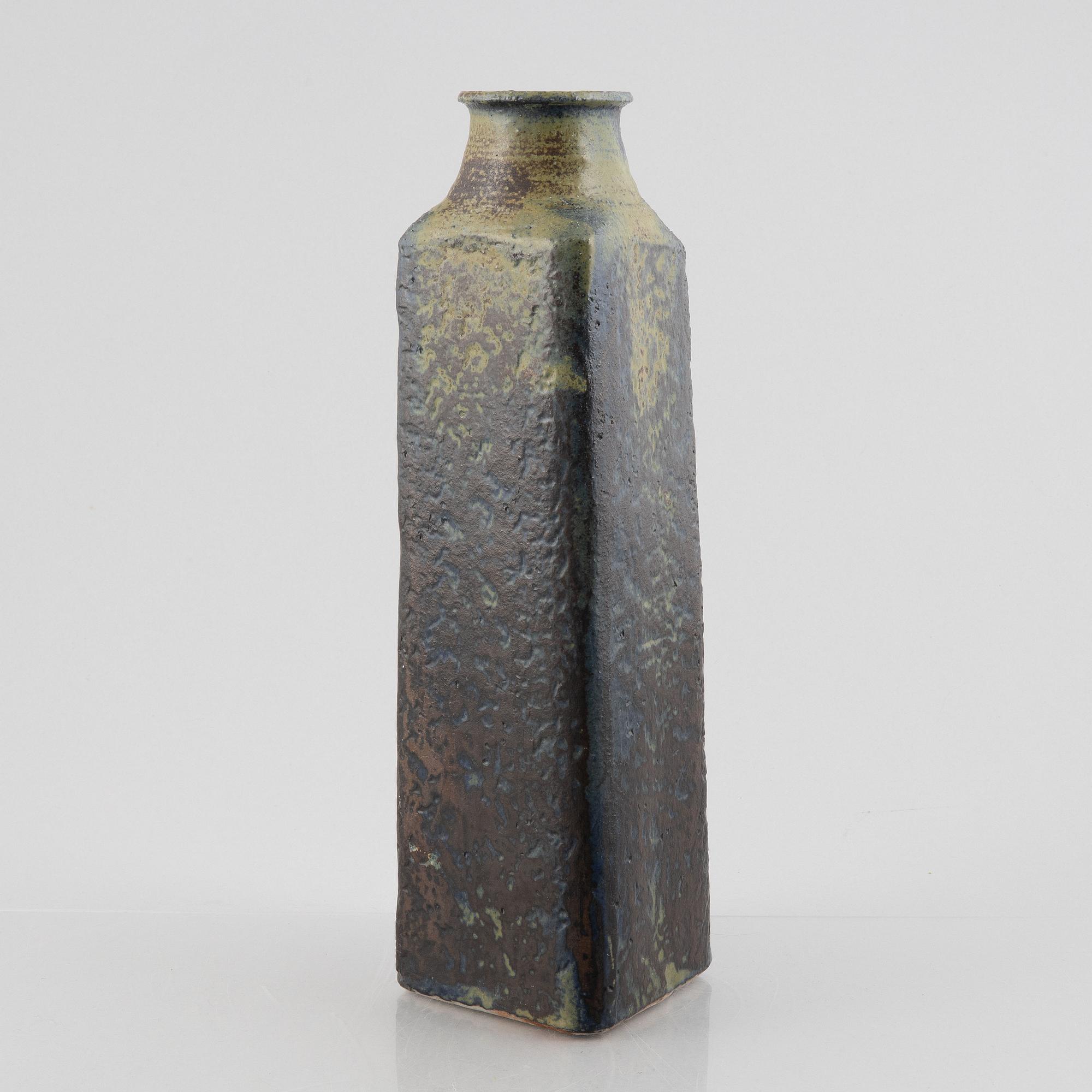 Francesca Mascitti-Lindh, a chamotte stoneware vase, Arabia, Finland ca 1960.