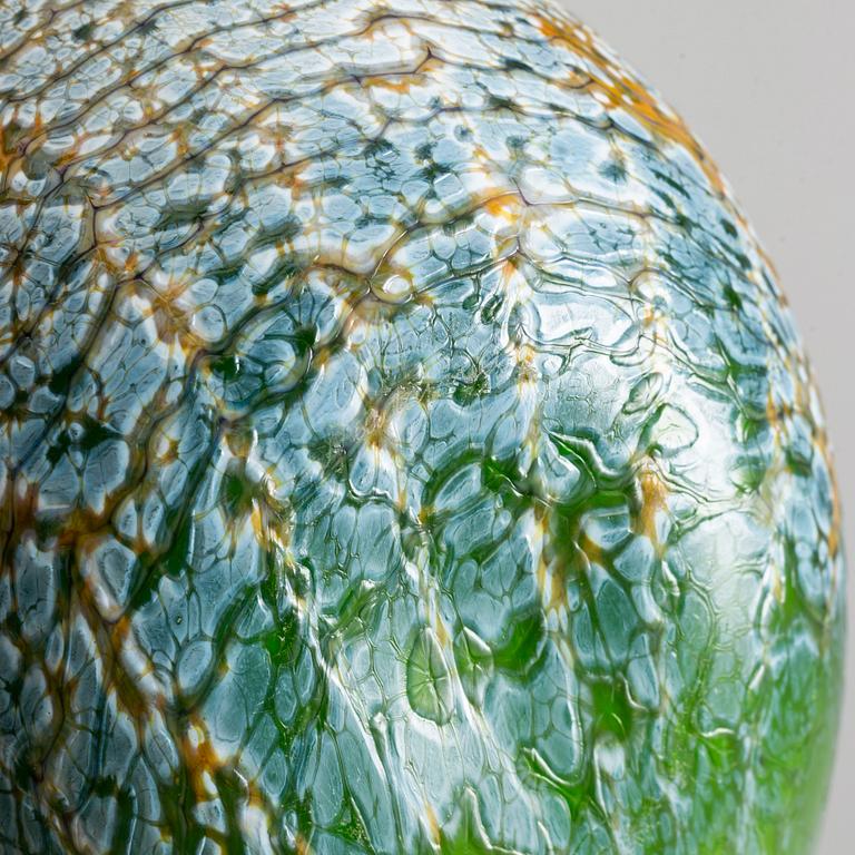 OIVA TOIKKA, 'Martin Hanhi' glass bird, Nuutajäärvi, signed.