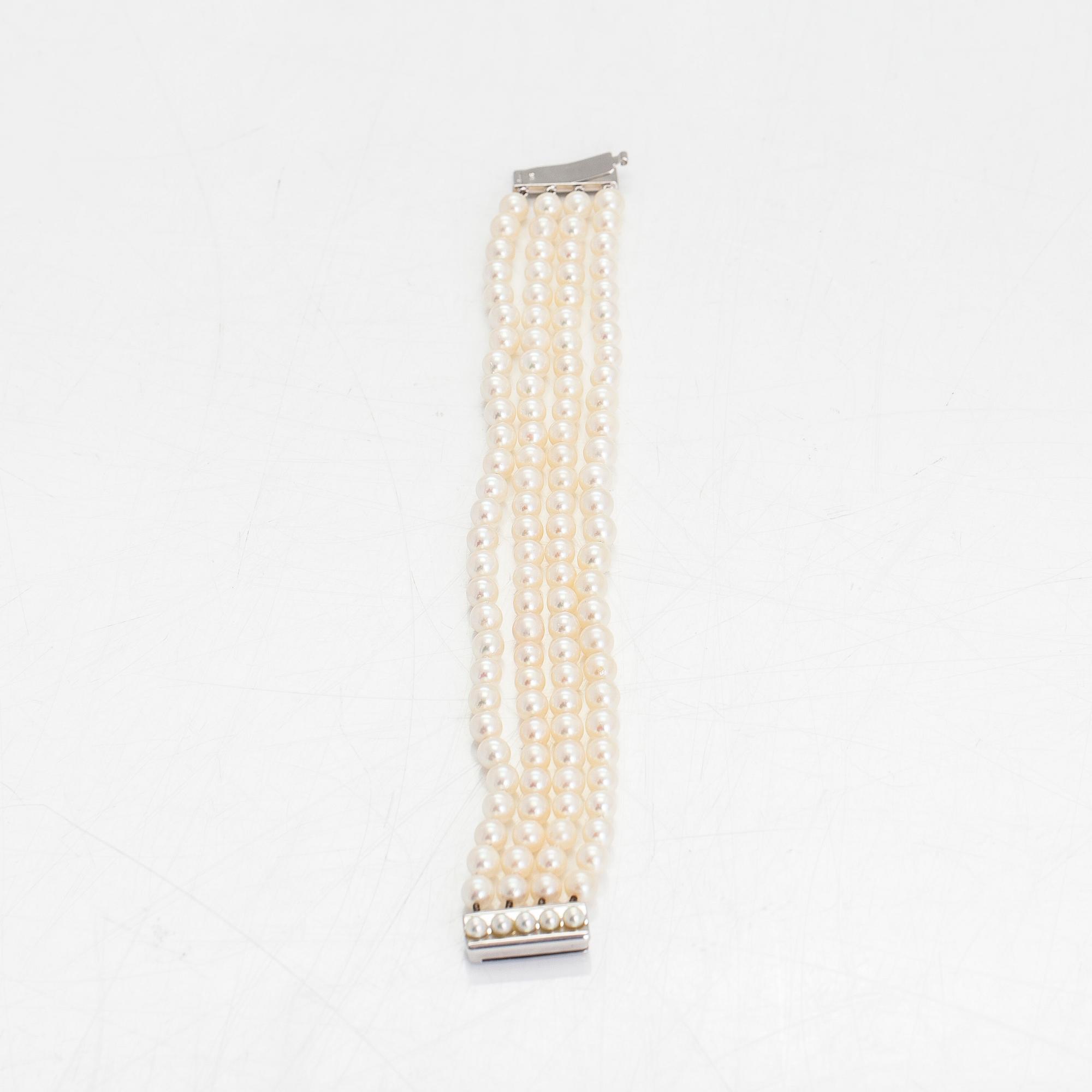 Armband, 4-radigt med odlade pärlor, lås i 14K vitguld.