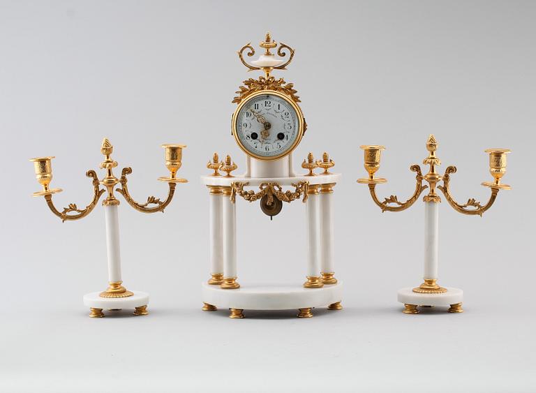 KLOCKGARNITYR, 3 delar, gustaviansk stil, 1900-tal.