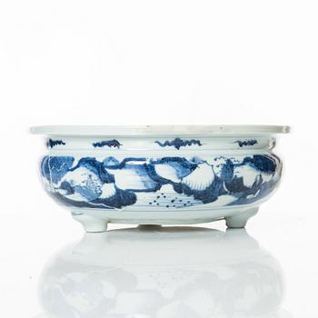 A blue and white censer, 17th/18th Century.