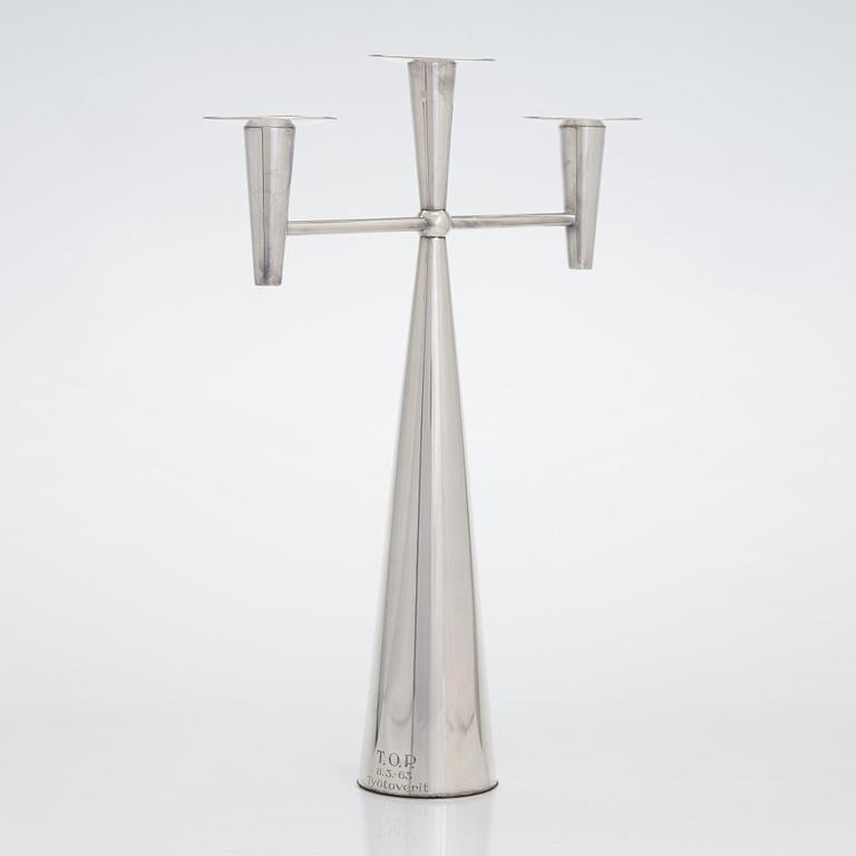 Tapio Wirkkala, kandelaber, silver, Kultakeskus, Tavastehus 1961. Höjd 33 cm.