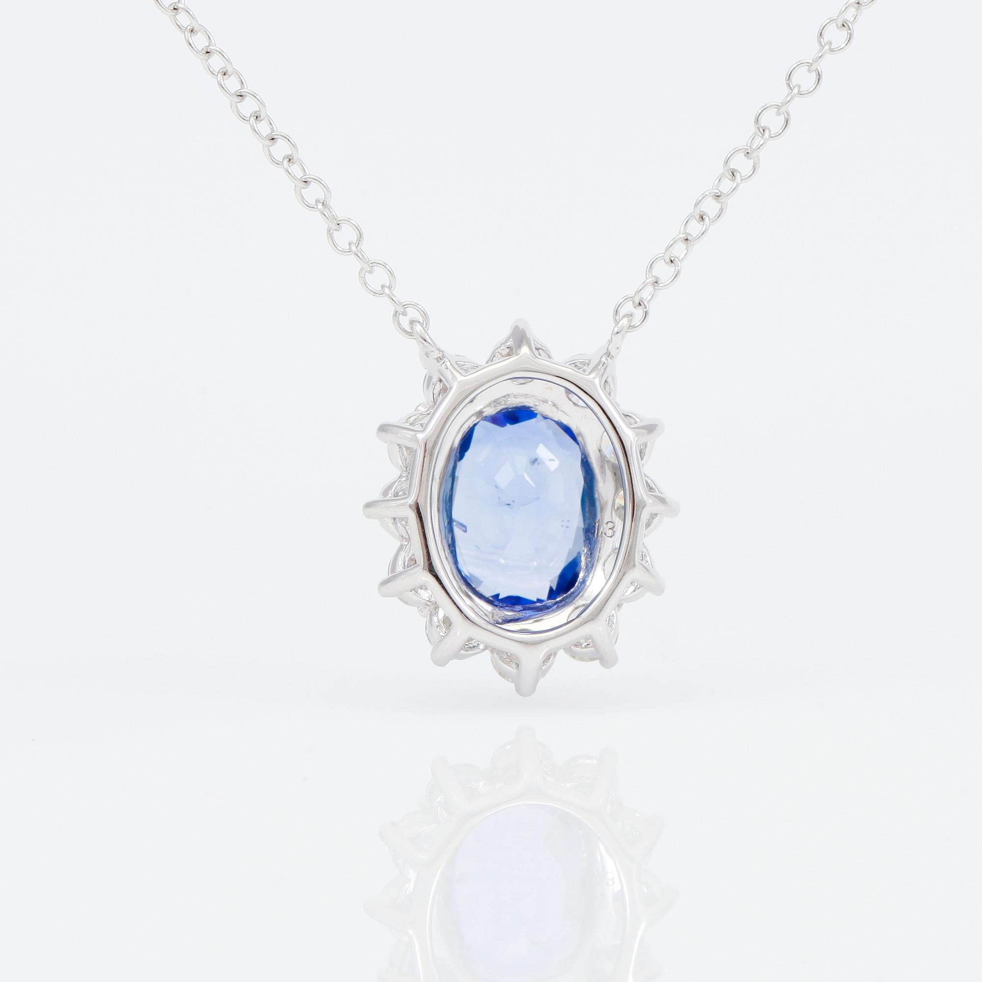 HÄNGE MED KEDJA, diamanter totalt ca 0,40 ct, blå safir ca 1,40 ct.