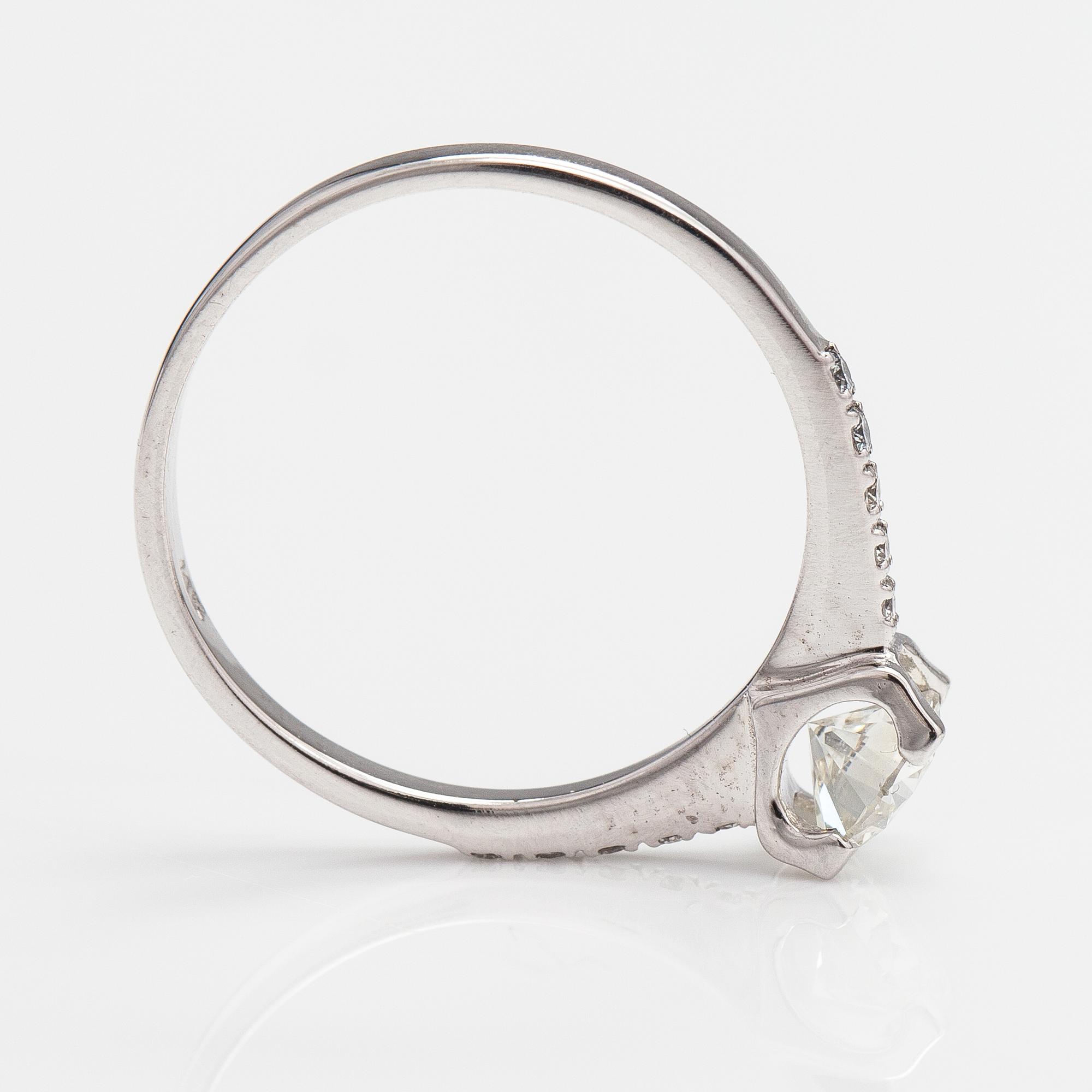 A 14K white gold ring with brilliant-cut diamonds ca. 0.60 ct in total.