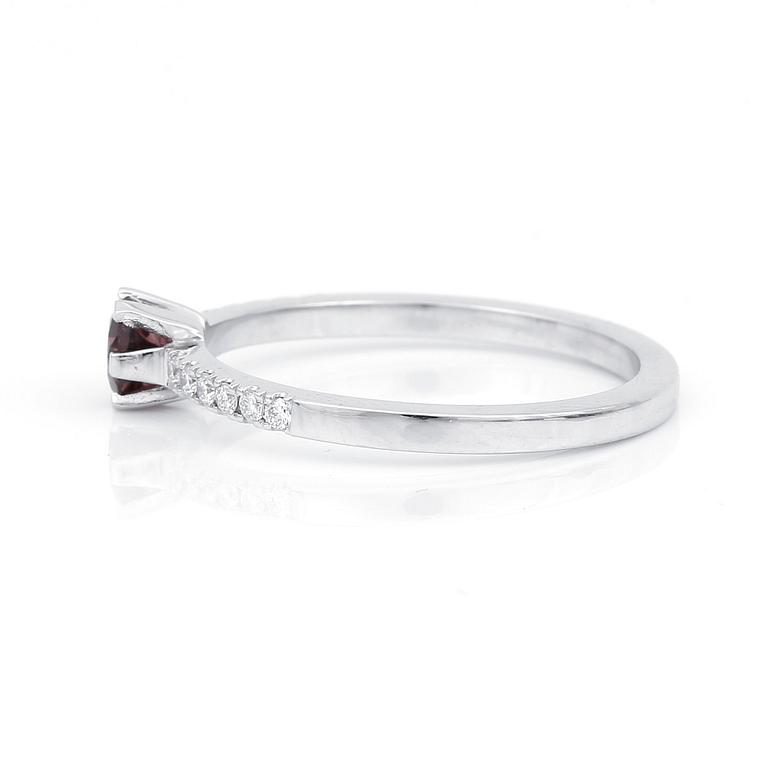 RING, 14K vitguld med turmalin 0,29 ct och briljantslipade diamanter tot ca 0,11 ct. Vikt 2,20 gram.
