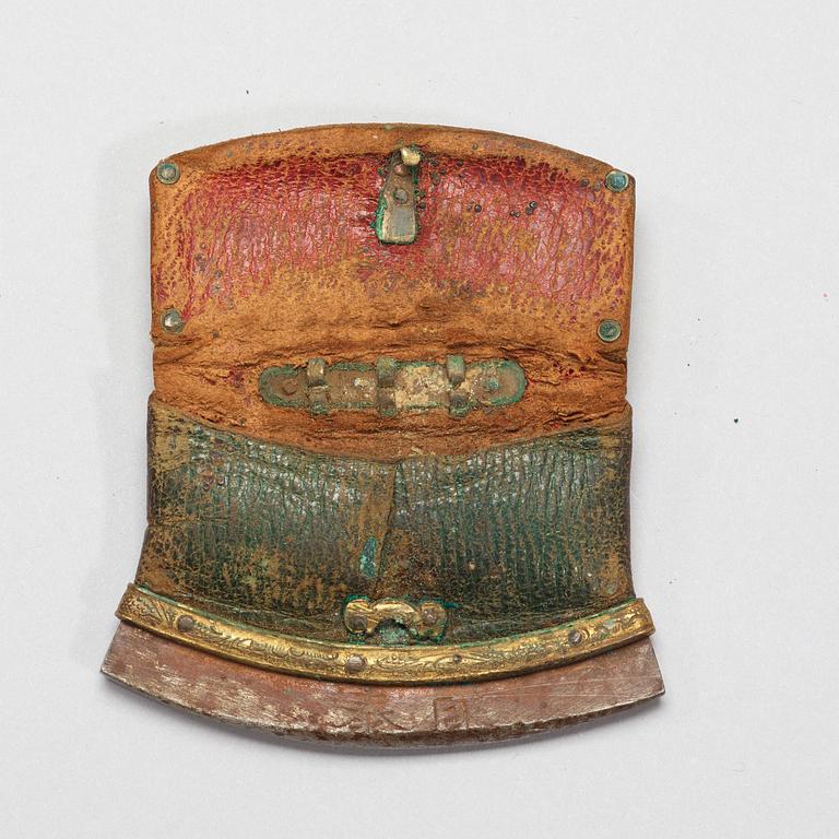 ELDDON, förgylld brons, järn och läder. Troligen Mingdynastin, 1600-tal.