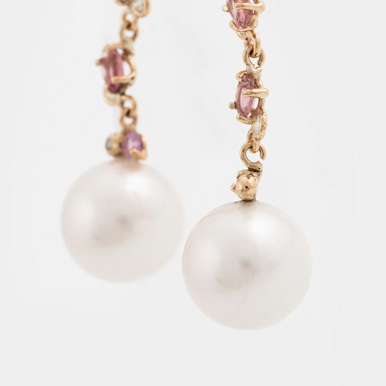 Örhängen, Mandelstam, 18K guld med odlade sötvattenspärlor, rosa turmaliner och briljantslipade diamanter.