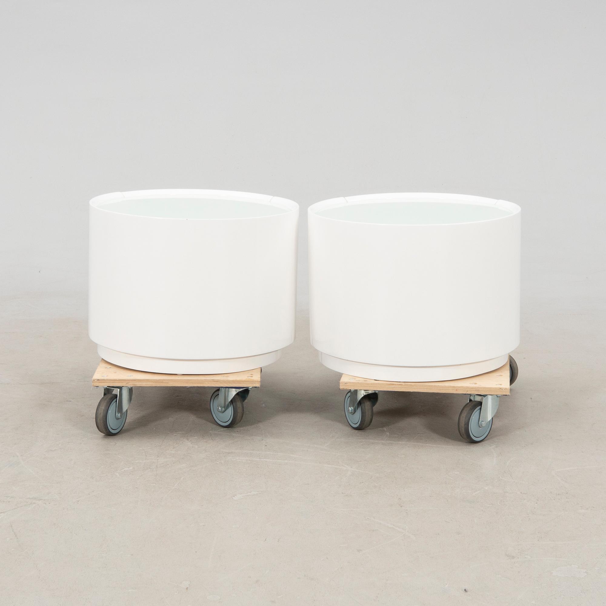 Sidobord/Sängbord ett par samtida.