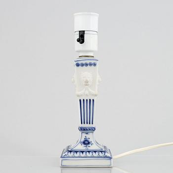 Bordslampa, porslin, Royal Copenhagen, "Musselmalet", modellnummer 15A, 1969-73.