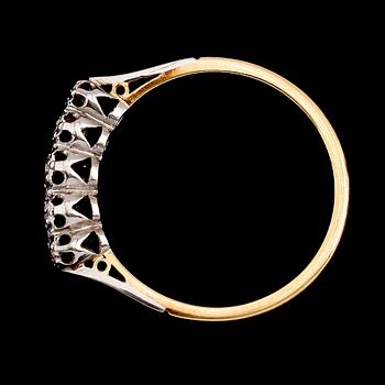 RING, 18 k guld samt platinum, med 5 diamanter. Total vikt ca 2 gram.