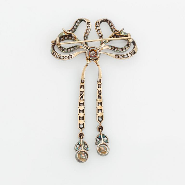 A 14K gold and silver brooch set with old- and rose-cut diamonds and two pearls.