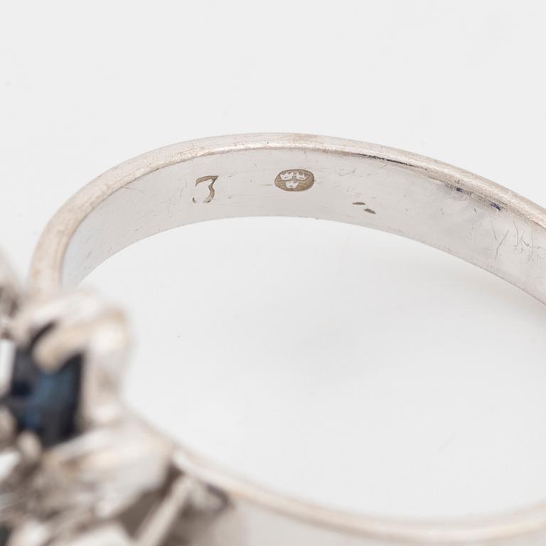 Ring, 18K vitguld med safirer.