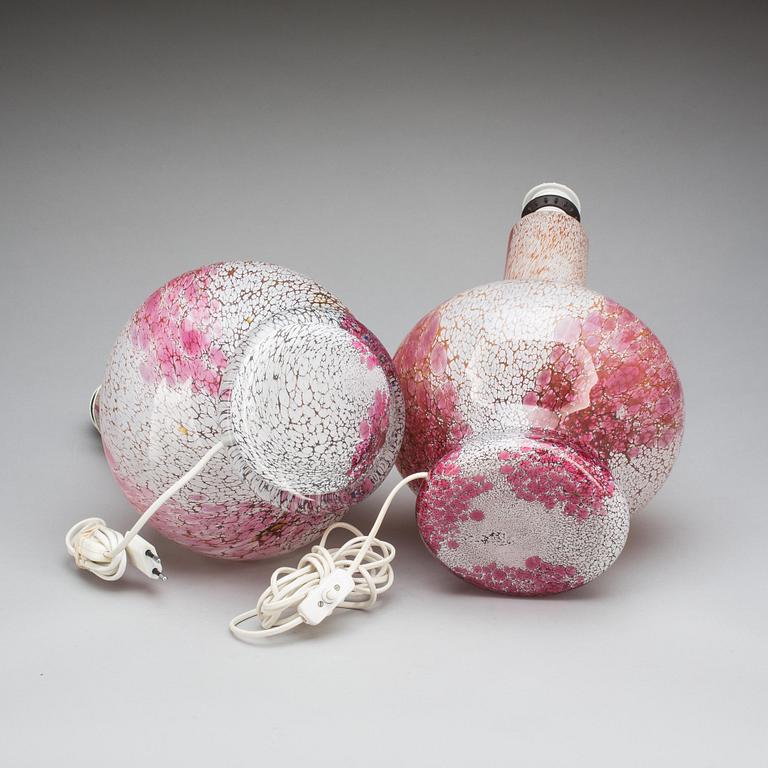BORDSLAMPOR, ett par, glas. 1900-talets andra hälft.