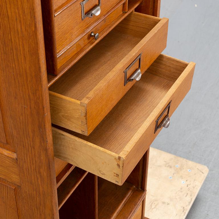 Arkivskåp med jalusi, 1900-talets första hälft.