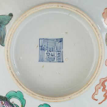 A Chinese famille rose bowl, early 20th century.