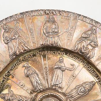 A silver platter around 1900 weight 1520 grams.