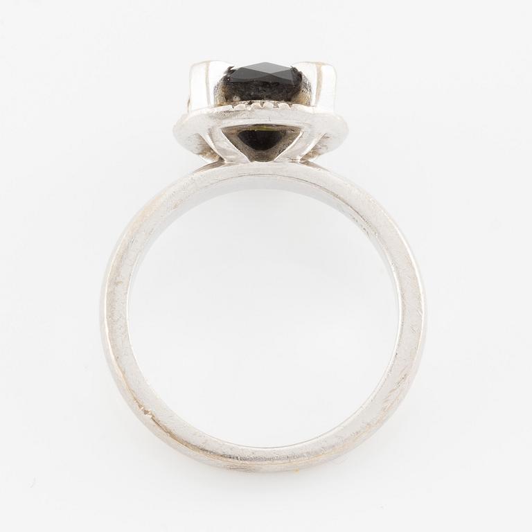 Ring, 18K white gold with a checker-cut black stone and small brilliant-cut diamonds.
