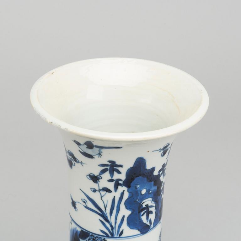 A Chinese porcelain vase kangxi style 20th century,