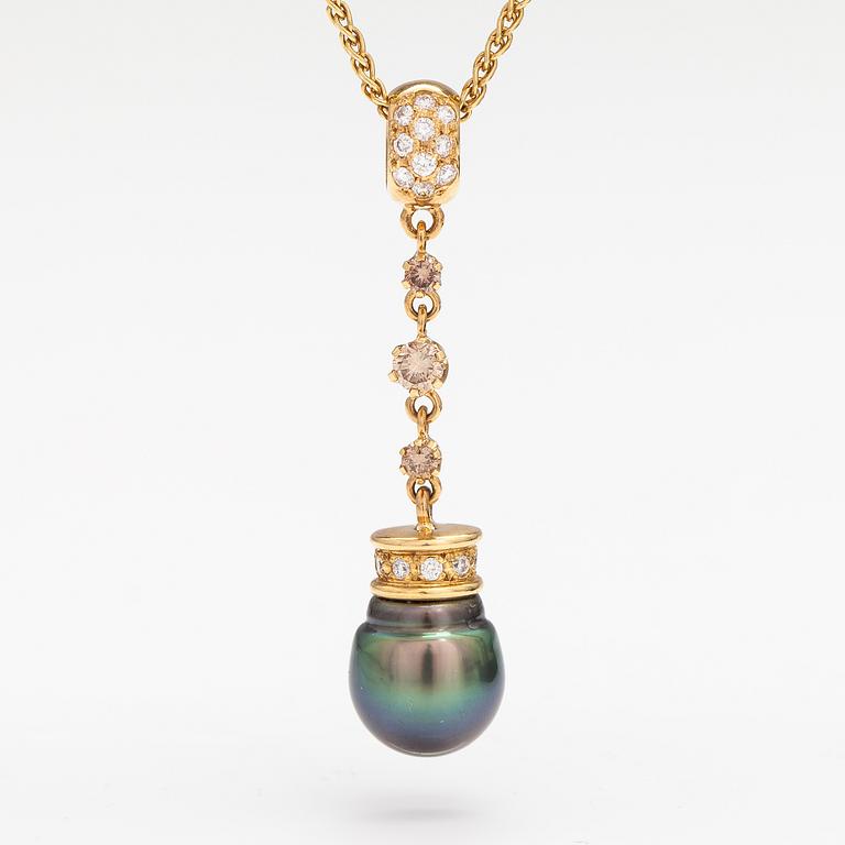 A 14K and 18K gold necklace with a tahiti pearl and diamonds ca. 0.72 ct in total. Ofelia jewelry, Helsinki.