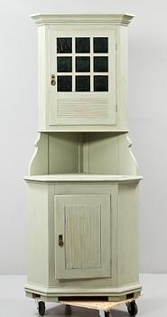 HÖRNSKÅP, jugend, 1900-talets början.