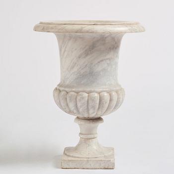 A presumably Italian white marble urn, first half of the 19th century.