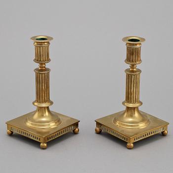BLÄCKSTÄLL, samt LJUSSTAKAR ett par, "Skultuna nr 72", glas samt mässing, 1900-talets första hälft.