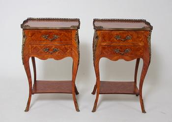 BYRÅAR, ett par, rokokostil.