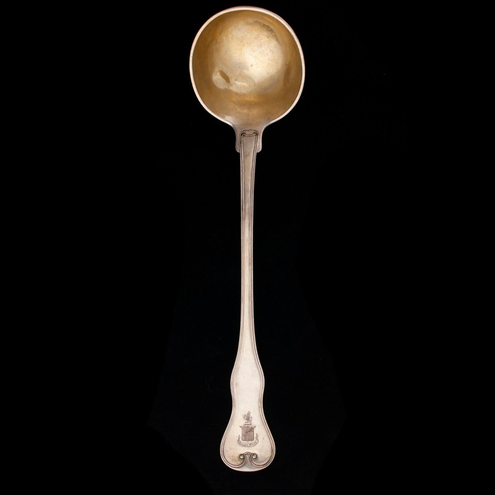ATERIMIA, 26 osaa, hopeaa, veitsissä metalliterät, todenn. vuosisadanvaihde 1800/1900. Yht. paino 1919 g.