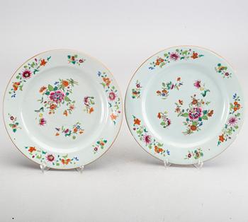 SET OF EIGHT  CHINES  PORCELAIN  EIGHT FAMILLE ROSE QIANLONG DISHES.