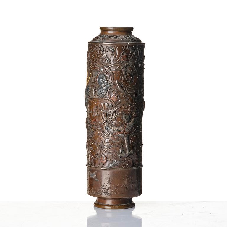 A Japanese bronze vase, Meiji preriod (1868-1912). Signed.