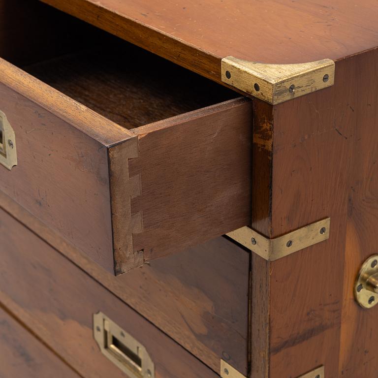 Byrå, troligen England. 1900-talets andra hälft.