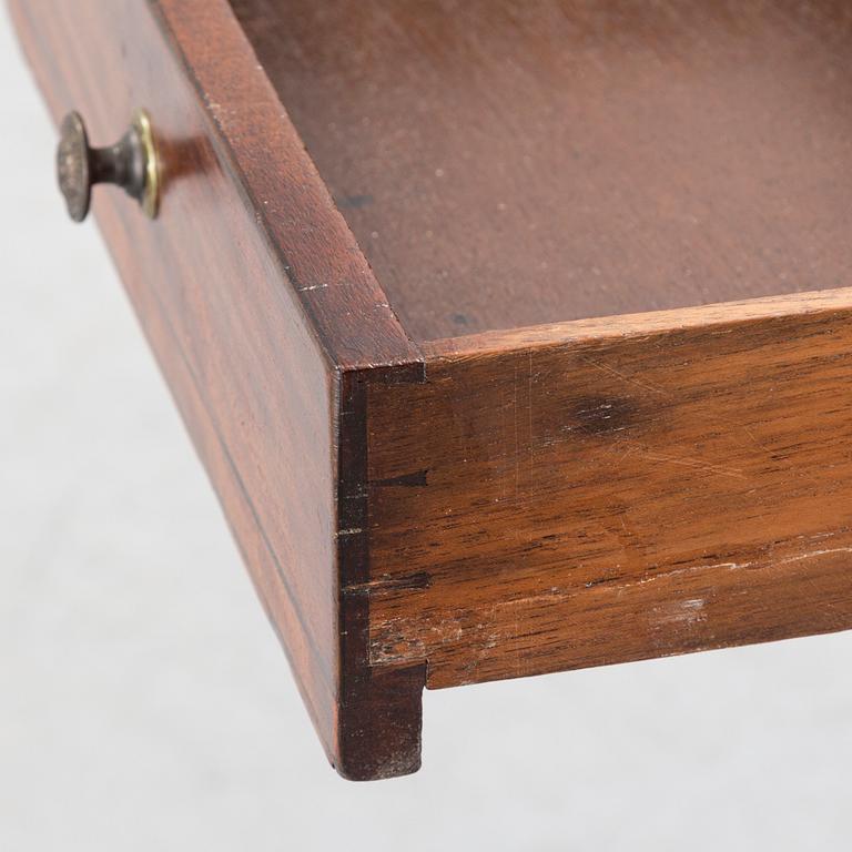 A mahogany table, England, late 19th / early 20th century.