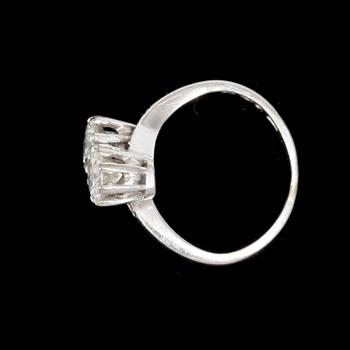 RING, sk syskonring, platina med 2 briljanter tot ca1ct+ 6 små diamanter. 1940. Vikt 3,4g.