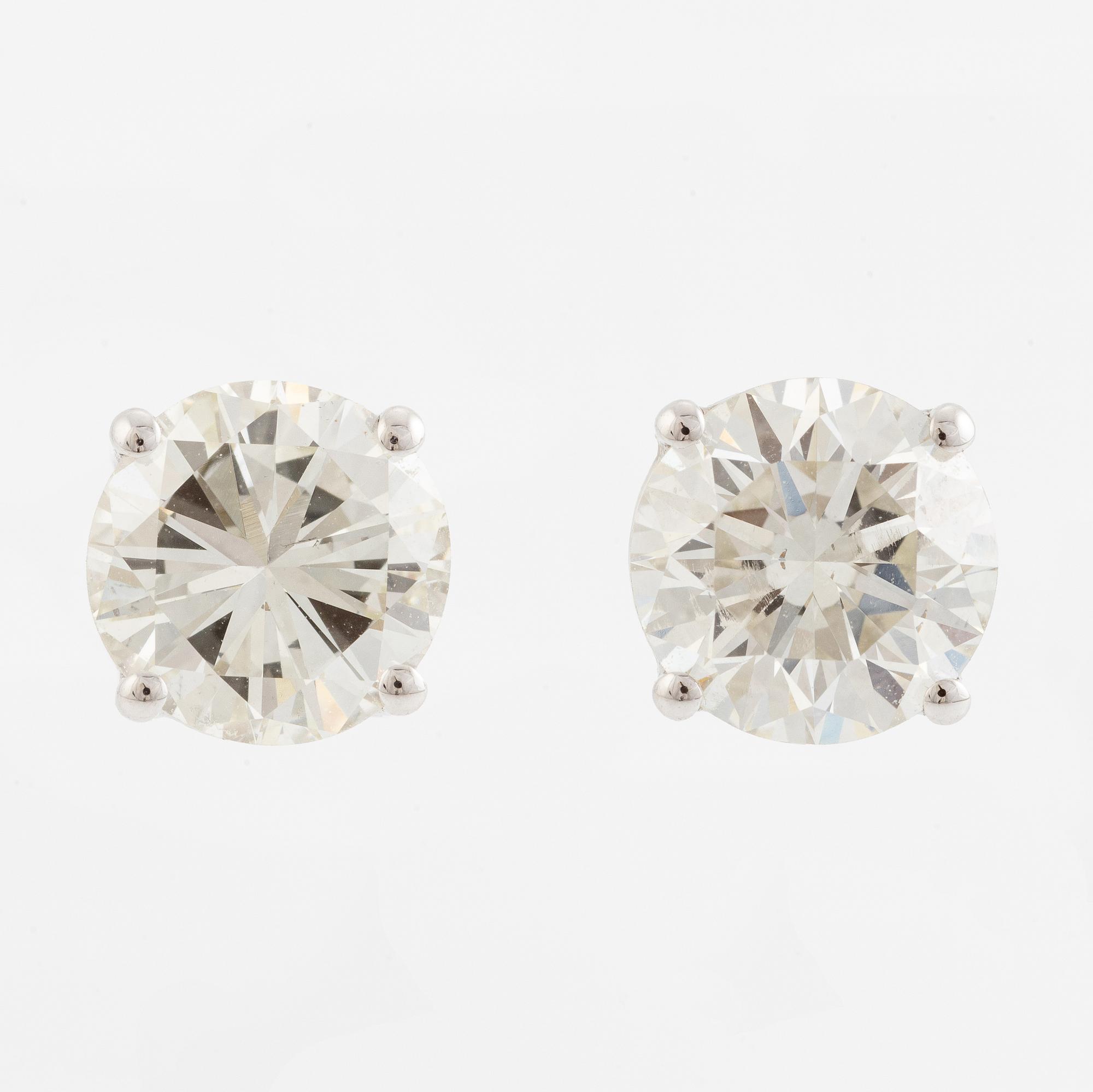 A pair of earrings in 18K gold set with round brilliant-cut diamonds.