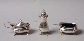 SALTKAR, 2 st, samt STRÖARE, silver, Birmingham 1924.