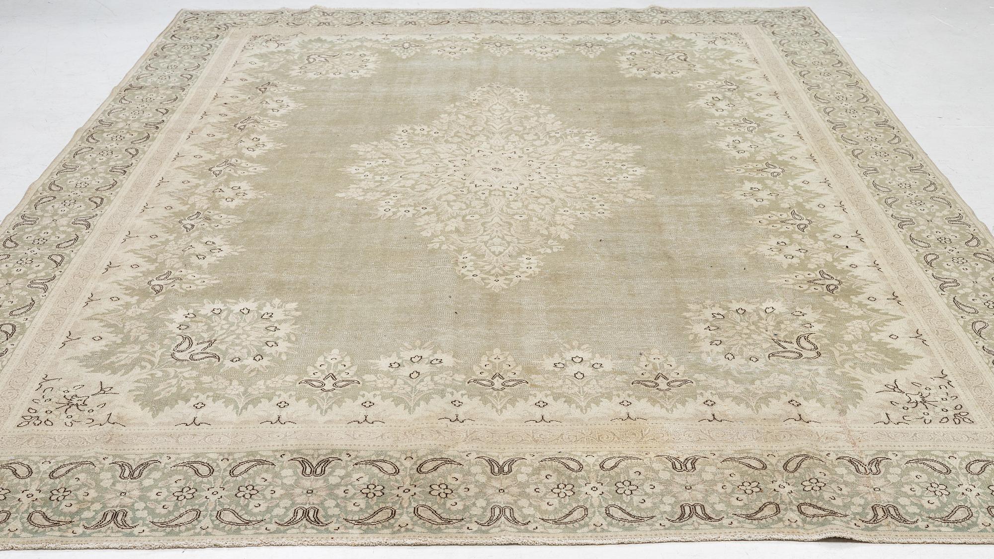 Rug, Vintage design, approx. 400 x 278 cm.