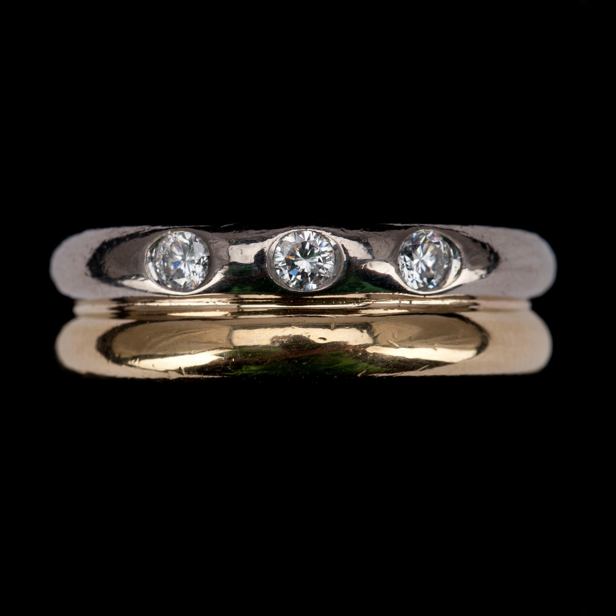 RING, gul- och vitguld 18K, 3 briljantslipade diamanter, finska kontrollstämplar 2002. Vikt 6,5 g.