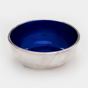 A. Tillander, skål, sterlingsilver och emalj. Helsingfors 2005.