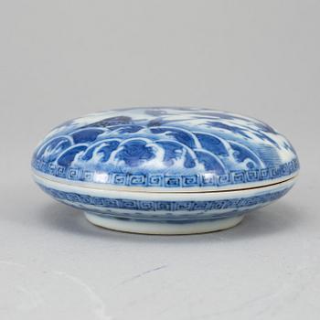 A blue and white paste seal paste box with cover.