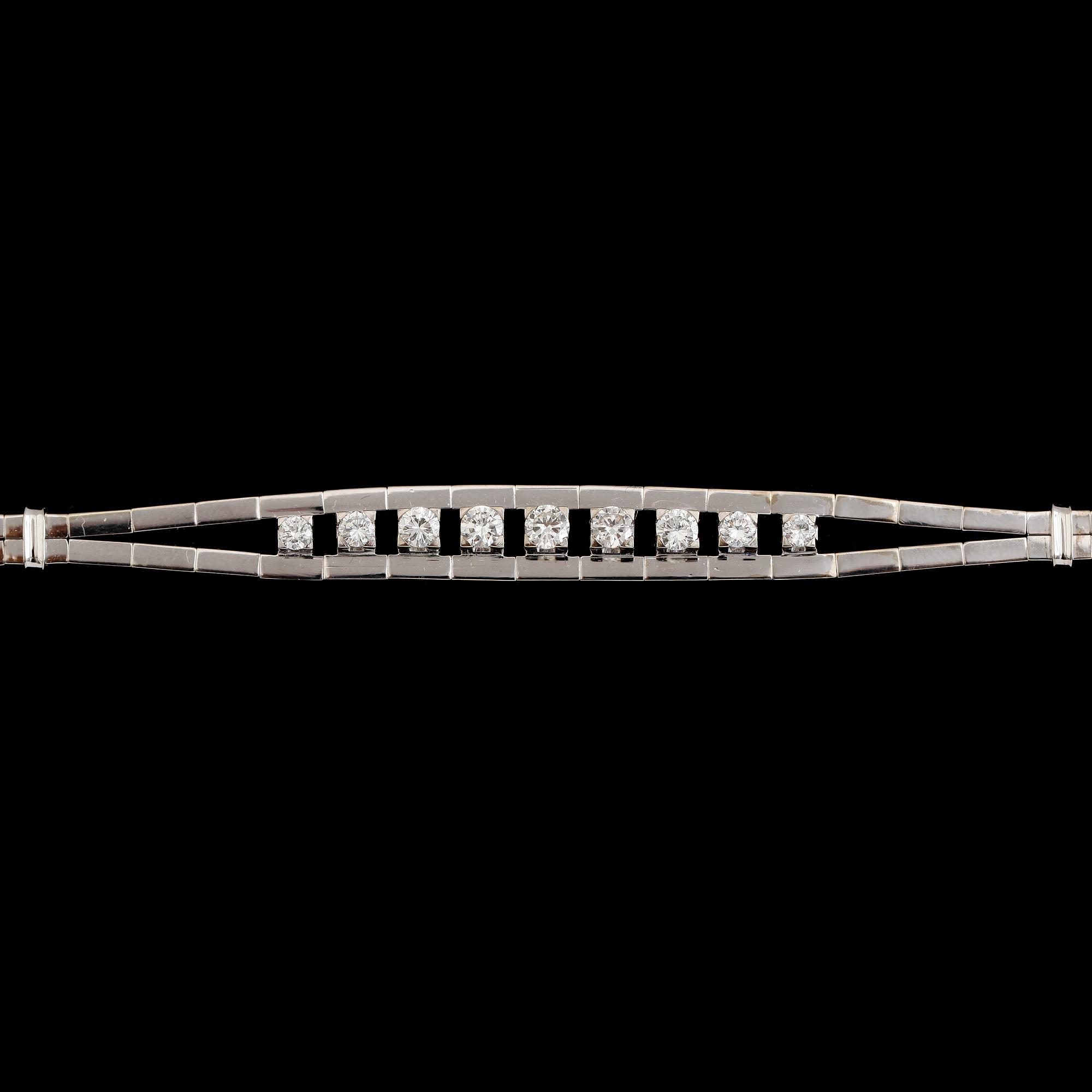 ARMBAND, 18 k vitguld, briljantslipade diamanter tot ca 1.03 ct. Vikt ca 18,5 g.